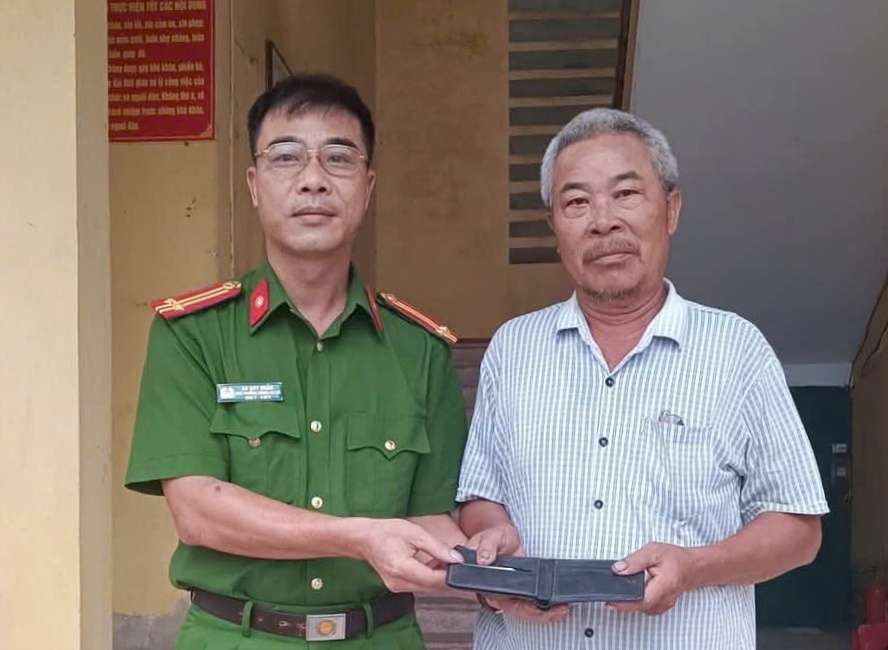 Công an xã Thượng Hồng phối hợp trả lại ví tiền cho người đánh rơi